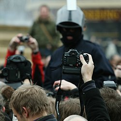 পাবলিক প্লেসে ভিডিও ধারণ ও ছবি তোলার আইনি দিক: যা জানা আবশ্যক। 2 image