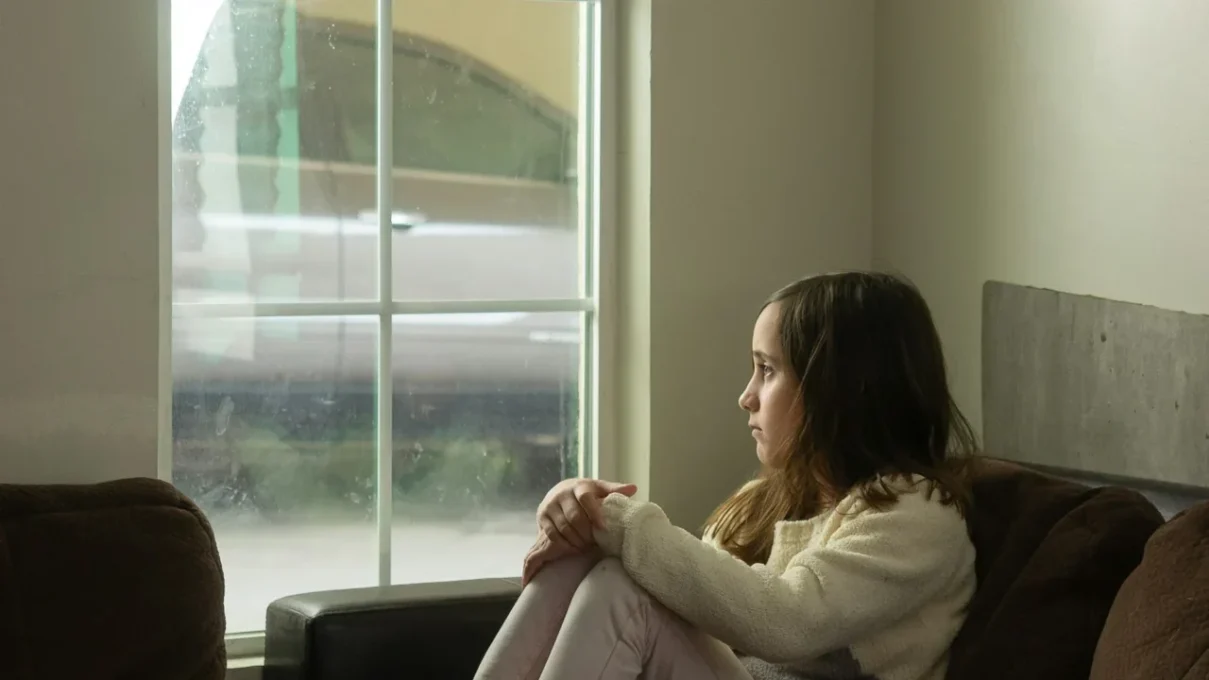 Modern Parenting Mistakes: Top 5 Issues (and How to Avoid Them ) 4 The image shows child feels trapped because of overprotectiveness of parents.